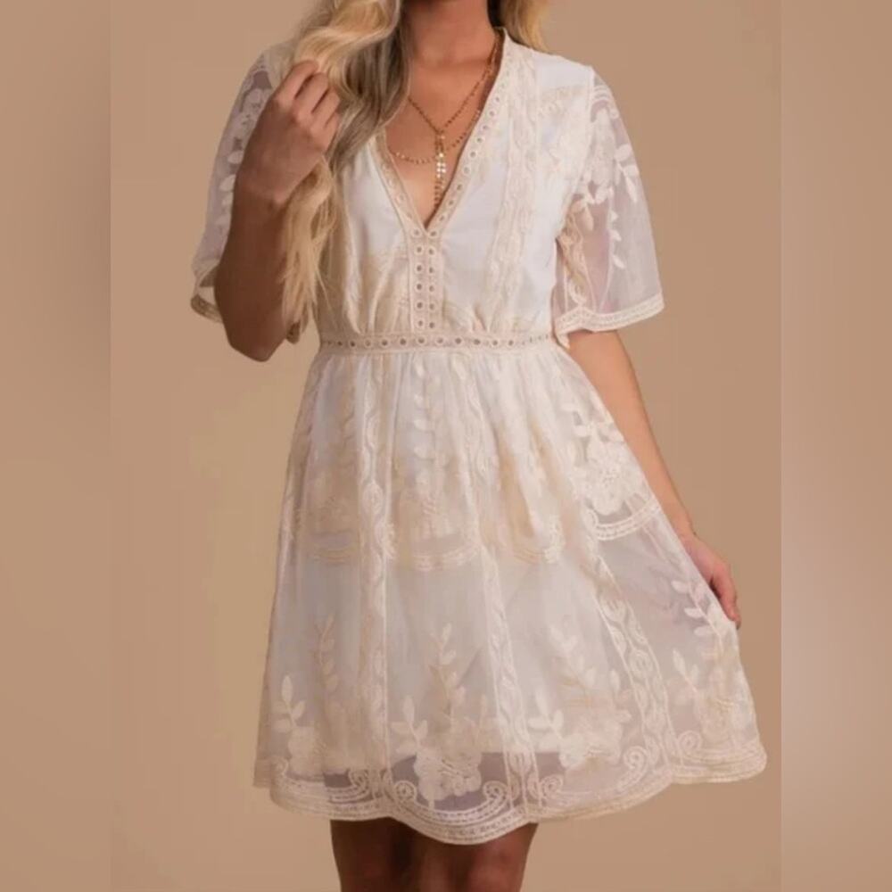 NWOT‎ BELLA ELLA Light My Fire Deep V Neck Lace Flutter Sleeve Mini Dress Size M